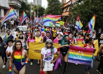 Numerosas personas participan en el desfile del Orgullo Gay en Asunción, Paraguay, el sábado 29 de junio de 2019. (AP Foto/Jorge Saenz)