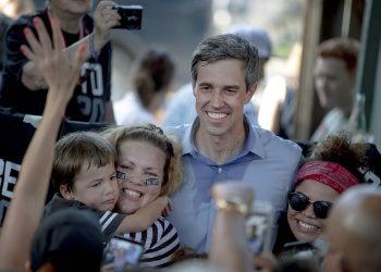 El aspirante a la candidatura presidencial demócrata Beto O’Rourke posa para la foto con simpatizantes durante un acto de campaña en Austin; Texas, el viernes 28 de junio de 2019. (Nick Wagner/Austin American-Statesman vía AP)