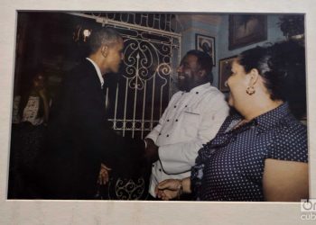 Foto de la histórica visita del expresidente de EE.UU. Barack Obama (i) en marzo de 2016 al restaurante habanero San Cristóbal, donde saluda a su dueño, el chef Carlos Cristóbal Márquez (c). La imagen se conserva en el restaurante. Foto: Otmaro Rodríguez.