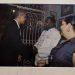 Foto de la histórica visita del expresidente de EE.UU. Barack Obama (i) en marzo de 2016 al restaurante habanero San Cristóbal, donde saluda a su dueño, el chef Carlos Cristóbal Márquez (c). La imagen se conserva en el restaurante. Foto: Otmaro Rodríguez.