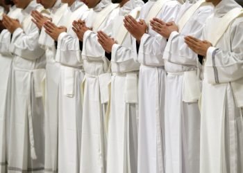 Sacerdotes recién ordenados rezan durante una ceremonia en la Basílica de San Pedro del Vaticano, el domingo 12 de mayo de 2019. Foto: Alessandra Tarantino / AP / Archivo.