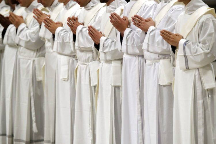 Sacerdotes recién ordenados rezan durante una ceremonia en la Basílica de San Pedro del Vaticano, el domingo 12 de mayo de 2019. Foto: Alessandra Tarantino / AP / Archivo.