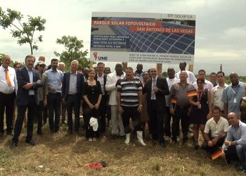 Inauguración del primer parque solar de la empresa alemana EFF Solar SA en Cuba. Foto: Prensa Latina.