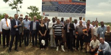 Inauguración del primer parque solar de la empresa alemana EFF Solar SA en Cuba. Foto: Prensa Latina.