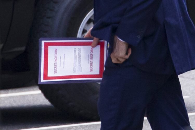 El secretario interino de Defensa de Estados Unidos, Patrick Shanahan, lleva un documento etiquetado como secreto a su llegada a una reunión con el presidente Donald Trump sobre Irán en la Casa Blanca, el 20 de junio de 2019, en Washington. Foto: Alex Brandon / AP.