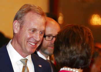 El secretario de Defensa interino de EEUU, Patrick Shanahan, izquierda, arriba al Diálogo Shangri-La, un foro anual sobre seguridad y defensa, en Singapur, 31 de mayo de 2019. (AP Foto/Yong Teck Lim)