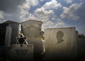 Tumbas decoradas con la estrella de David y una a la que le falta la imagen de una persona, en el cementerio judío de Guanabacoa, en el este de La Habana, Cuba, el 12 de junio de 2019. Foto: Ramón Espinosa / AP.