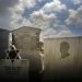 Tumbas decoradas con la estrella de David y una a la que le falta la imagen de una persona, en el cementerio judío de Guanabacoa, en el este de La Habana, Cuba, el 12 de junio de 2019. Foto: Ramón Espinosa / AP.