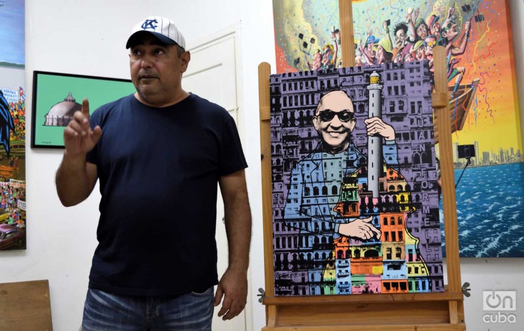 Reynerio Tamayo con su obra Juan Formell. Foto: Otmaro Rodríguez
