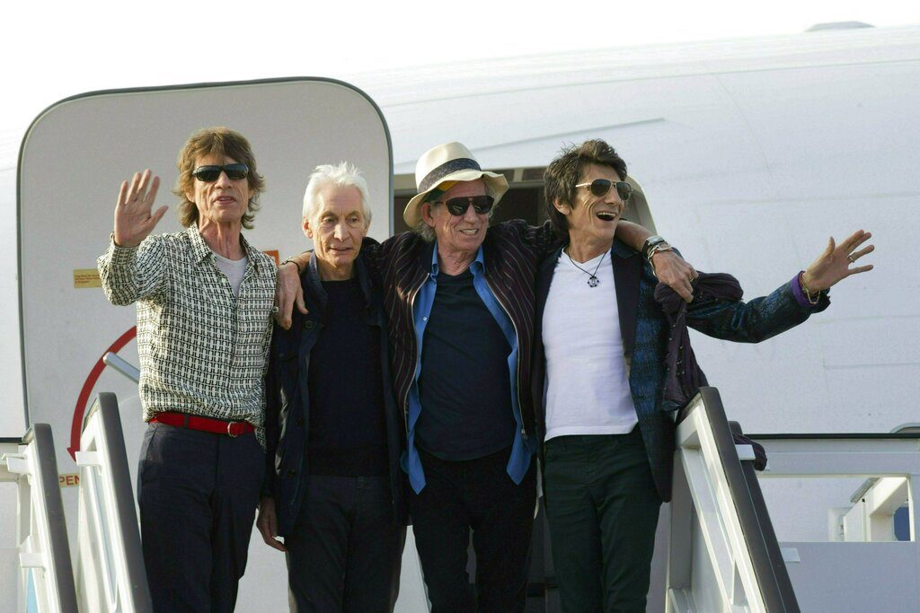 En esta imagen del 24 de marzo del 2016, los Rolling Stone: Mick Jagger, Charlie Watts, Keith Richards y Ron Wood, de izquierda a derecha, posan al bajar de su avión tras aterrizar en el aeropuerto internacional José Martí en La Habana, Cuba. Foto: Ramón Espinosa / AP / Archivo.