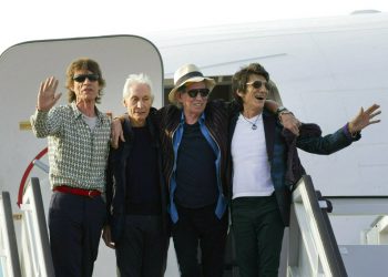 En esta imagen del 24 de marzo del 2016, los Rolling Stone: Mick Jagger, Charlie Watts, Keith Richards y Ron Wood, de izquierda a derecha, posan al bajar de su avión tras aterrizar en el aeropuerto internacional José Martí en La Habana, Cuba. Foto: Ramón Espinosa / AP / Archivo.