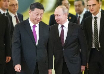 El presidente ruso Vladimir Putin, derecha, y su homólogo chino Xi Jinping, izquierda, entran a un salón del Kremlin para conversaciones, el miércoles 5 de junio del 2019 en Moscú. Foto: Alexander Zemlianichenko / Pool / AP.
