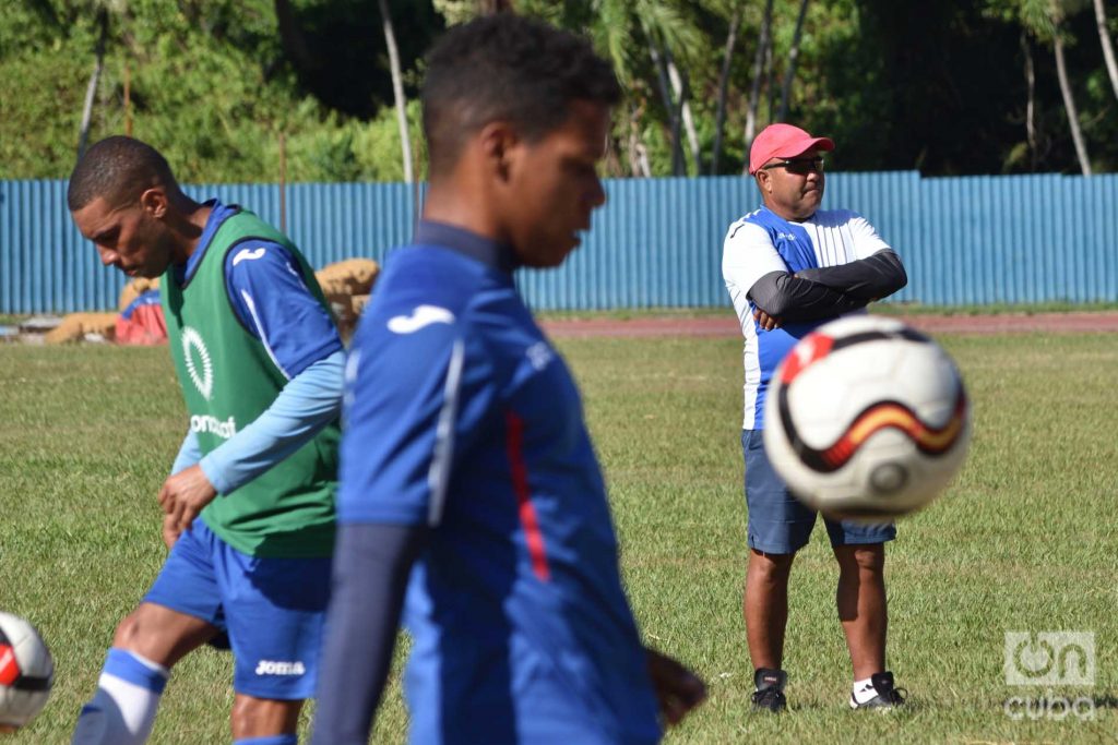 Entrenamiento de la selección cubana de fútbol para la Copa de Oro 2019. Detrás, el técnico Raúl Mederos. Foto: Otmaro Rodríguez.