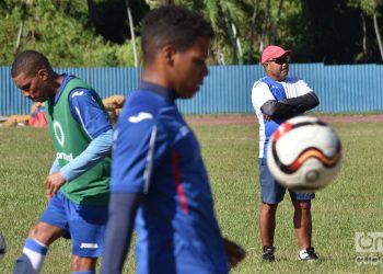 Entrenamiento de la selección cubana de fútbol para la Copa de Oro 2019. Detrás, el técnico Raúl Mederos. Foto: Otmaro Rodríguez.