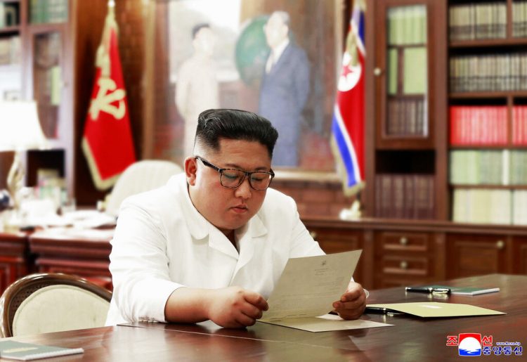 En esta foto sin fecha, facilitada por el gobierno de Corea del Norte y fechada el domingo 23 de junio de 2019, el gobernante norcoreano Kim Jong Un lee una carta del mandatario estadounidense Donald Trump. Foto: Agencia Telegráfica Central de Corea / Korea News Service vía AP.
