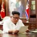 En esta foto sin fecha, facilitada por el gobierno de Corea del Norte y fechada el domingo 23 de junio de 2019, el gobernante norcoreano Kim Jong Un lee una carta del mandatario estadounidense Donald Trump. Foto: Agencia Telegráfica Central de Corea / Korea News Service vía AP.