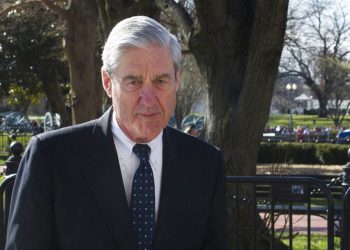El fiscal especial Robert Mueller cerca de la Casa Blanca el 24 de marzo del 2019. Foto: Cliff Owen / AP.