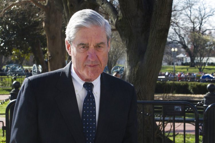 El fiscal especial Robert Mueller cerca de la Casa Blanca el 24 de marzo del 2019. Foto: Cliff Owen / AP.