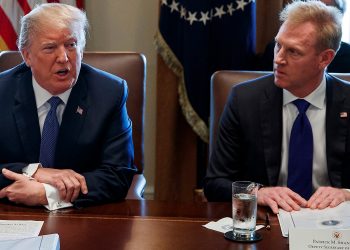 El presidente de EE.UU. Donald Trump (i) con el el secretario interino de Defensa, Patrick Shanahan, quien renunció a su cargo el 18 de junio de 2019. Foto: AP.