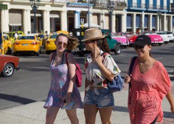 Turistas caminan este miércoles por una de las calles de La Habana. Foto: Yander Zamora / EFE.