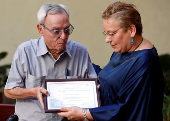 La Directora de la Oficina Regional de Cultura para América Latina y el Caribe de la UNESCO, Katherine Muller-Marin (dcha), entrega al historiador de La Habana, Eusebio Leal (izq), la inscripción de las Actas del Ayuntamiento de la Habana (período colonial 1550-1898) en el Registro Regional del Programa Memoria del Mundo de la UNESCO, este martes, en La Habana. Foto: Ernesto Mastrascusa / EFE.