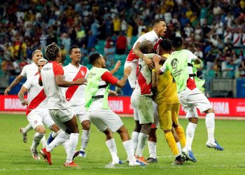 Jugadores de Perú celebran tras su victoria en penales sobre Uruguay en los cuartos de final de la Copa América 2019, en la Arena Fonte Nova de Salvador, Brasil, el 29 de junio de 2019. Foto: Mauricio Dueñas Castañeda / EFE.