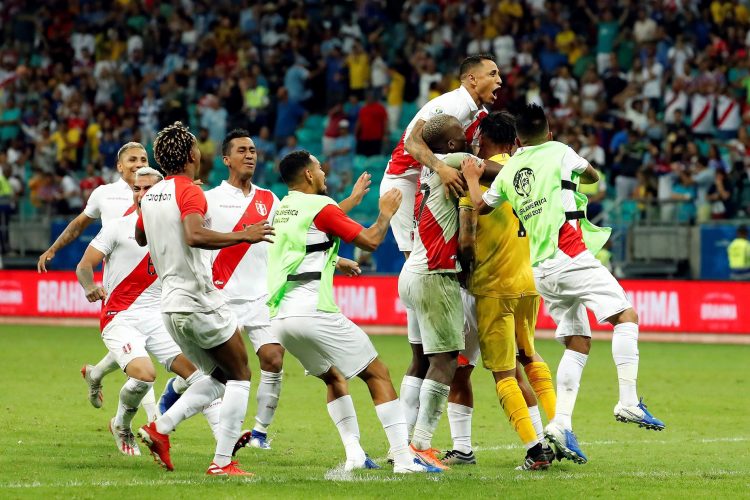 Jugadores de Perú celebran tras su victoria en penales sobre Uruguay en los cuartos de final de la Copa América 2019, en la Arena Fonte Nova de Salvador, Brasil, el 29 de junio de 2019. Foto: Mauricio Dueñas Castañeda / EFE.