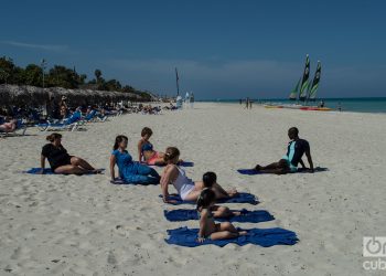 Turistas en la playa de Vardero. Foto: Otmaro Rodríguez.