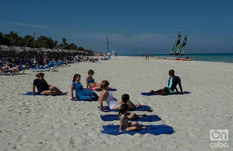 Turistas en la playa de Vardero. Foto: Otmaro Rodríguez.