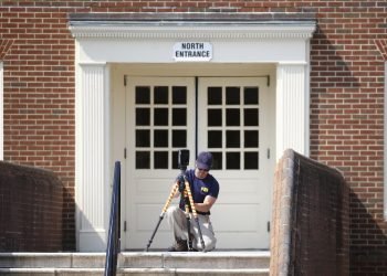 Un miembro del FBI trabaja frente a la entrada norte del edificio donde se produjo el tiroteo en Virginia Beach. Foto: Patrick Semansky/AP.