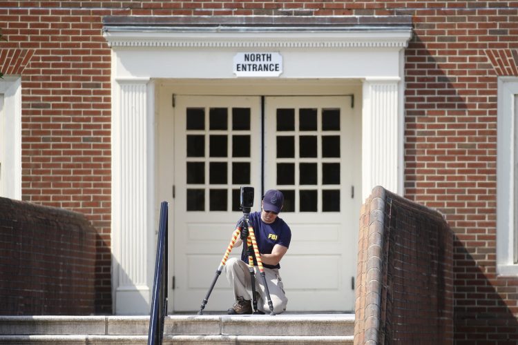 Un miembro del FBI trabaja frente a la entrada norte del edificio donde se produjo el tiroteo en Virginia Beach. Foto: Patrick Semansky/AP.