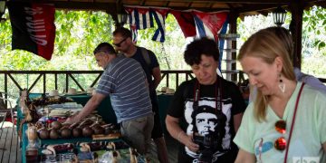 Turistas en Viñales, en el occidente de Cuba. Foto: Otmaro Rodríguez.