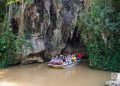 Turistas en la Cueva del Indio, en Viñales. Foto: Otmaro Rodríguez.