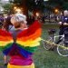 Un policía de pie detrás de una cinta policial el sábado 8 de junio de 2019. Varias personas resultaron heridas tras una estampida en el desfile del Orgullo LGBTQ en la capital del país. Foto: Patrick Semansky/ AP.