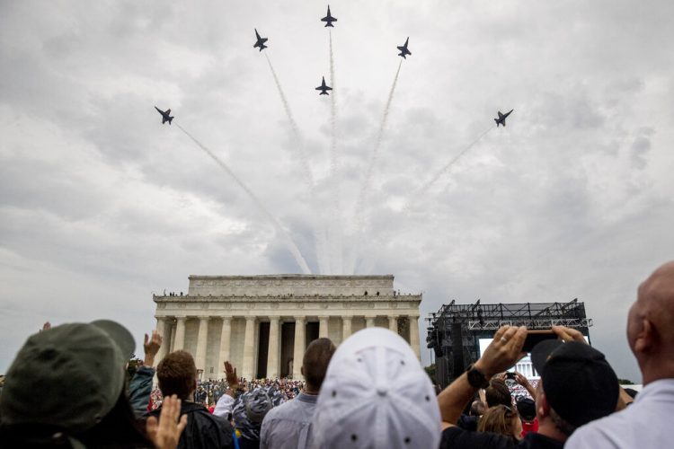 El escuadrón de los Ángeles Azules de la Marina de Estados Unidos sobrevuela el Monumento a Lincoln al concluir la celebración del presidente Donald Trump del Día de la Independencia en Washington el jueves 4 de julio de 2019. Foto: Andrew Harnik / AP.