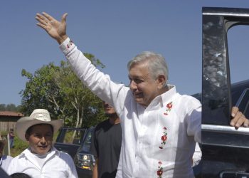 El presidente mexicano, Andrés Manuel López Obrador, saluda a los habitantes de Nuevo Momón, estado de Chiapas, en México, el sábado 6 de julio de 2019. Foto: Idalia Rie / AP.