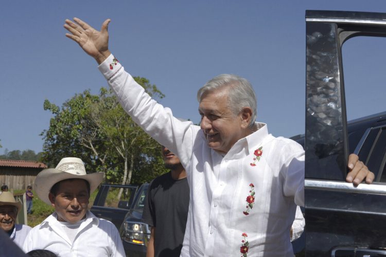 El presidente mexicano, Andrés Manuel López Obrador, saluda a los habitantes de Nuevo Momón, estado de Chiapas, en México, el sábado 6 de julio de 2019. Foto: Idalia Rie / AP.