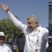 El presidente mexicano, Andrés Manuel López Obrador, saluda a los habitantes de Nuevo Momón, estado de Chiapas, en México, el sábado 6 de julio de 2019. Foto: Idalia Rie / AP.