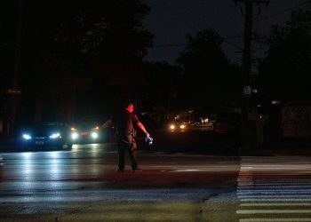 Un policía dirige el tráfico durante un apagón en Brooklyn, Nueva York, el domingo 21 de julio de 2019. Foto: Gardiner Anderson/ New York Daily News.