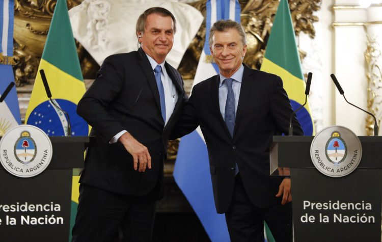 El presidente de Brasil, Jair Bolsonaro, a la izquierda, abraza al presidente de Argentina, Mauricio Macri, en la casa de gobierno en Buenos Aires, Argentina, el jueves 6 de junio de 2019. Foto: Natacha Pisarenko / AP / Archivo.