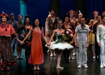 El Ballet Nacional de Cuba (BNC) saluda al público tras una de sus presentaciones en Madrid en junio de 2019, durante su gira por España. Foto: Perfil de Facebook del BNC.