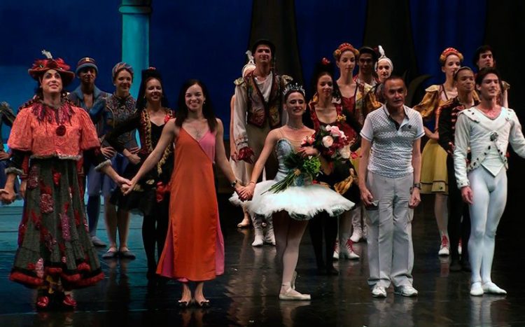 El Ballet Nacional de Cuba (BNC) saluda al público tras una de sus presentaciones en Madrid en junio de 2019, durante su gira por España. Foto: Perfil de Facebook del BNC.