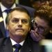 El presidente Jair Bolsonaro escucha mientras Carla Zambelli le susurra algo durante una reunión en el Congreso en Brasilia, Brasil en una fotografía del 29 de mayo de 2019 proporcionada por Agencia Brasil. Foto: Marcelo Camargo/Agencia Brasil vía AP.