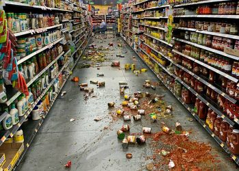 Alimentos caídos de las estanterías ensucian el piso en un Walmart tras un terremoto de magnitud 7,1 en el valle de Yucca, California, el 5 de julio de 2019. Foto: Chad Mayes via AP.