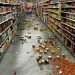 Alimentos caídos de las estanterías ensucian el piso en un Walmart tras un terremoto de magnitud 7,1 en el valle de Yucca, California, el 5 de julio de 2019. Foto: Chad Mayes via AP.