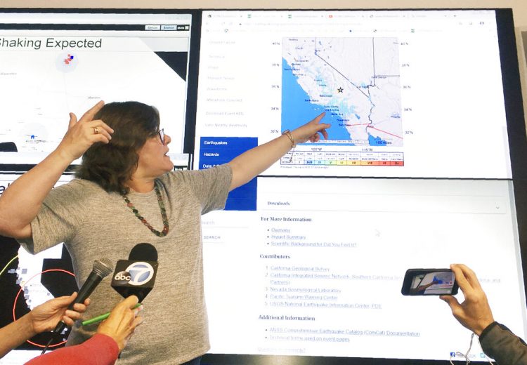 La sismóloga Lucy Jones habla durante una conferencia de prensa en el Caltech en Pasadena, California, el jueves 4 de julio de 2019, después de que un sismo remeciera el sur de California y partes de Nevada. Foto: John Antczak / AP.
