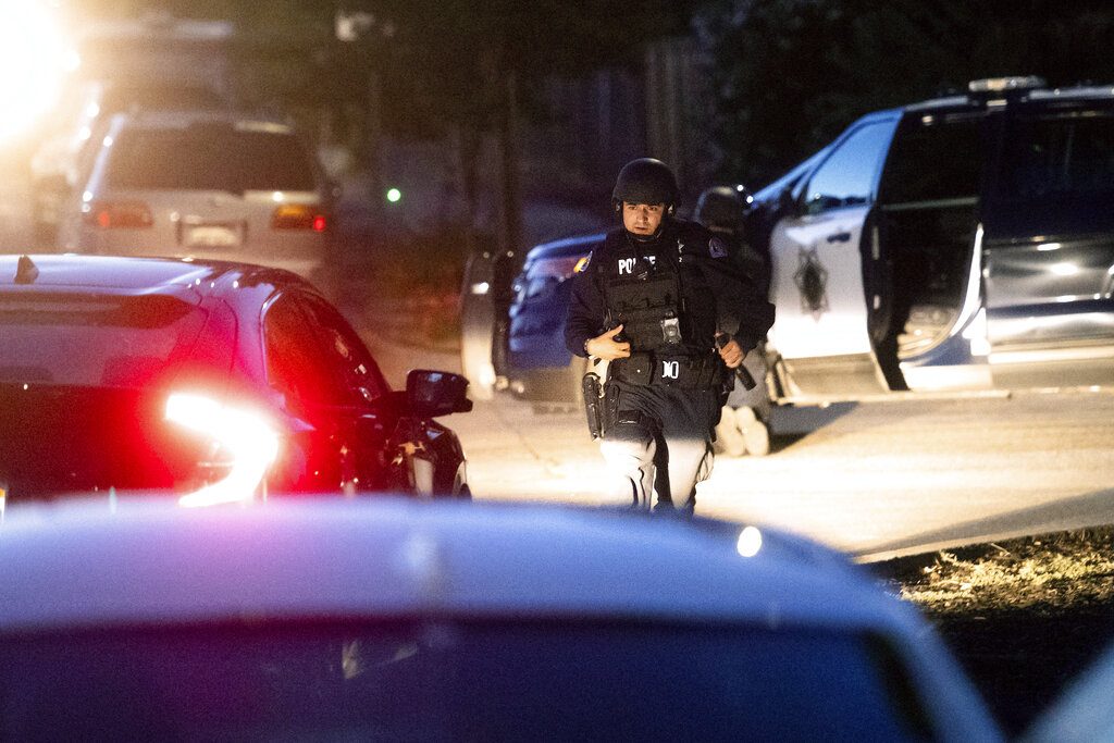 Policías trabajan en la escena de un tiroteo en el Festival del Ajo de Gilroy, en Gilroy, California, el domingo 28 de julio de 2019. Foto: Noah Berger / AP.