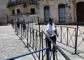 Personas caminan en la Plaza de la Catedral de La Habana para asistir al homenaje al fallecido cardenal Jaime Ortega en esa iglesia, el viernes 26 de julio de 2019. Foto: Otmaro Rodríguez.