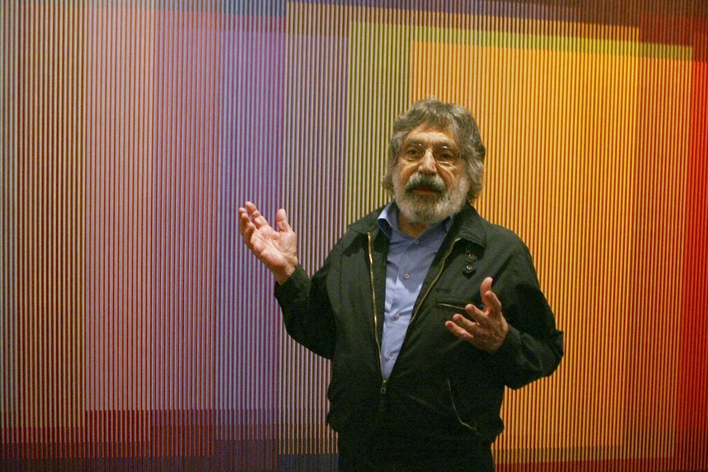 En esta foto del 10 de septiembre del 2008, el artista venezolano Carlos Cruz-Diez habla de su obra "Physichromie No. 500" durante una presentación de la exposición "Carlos Cruz-Diez: (In)formed by Color" en la Americas Society en Nueva York. Foto: Mary Altaffer / AP.