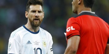 El delantero argentino Lionel Messi se queja con el árbitro ecuatoriano Roddy Zambrano durante la semifinal ante Brasil en la Copa América en Belo Horizonte, Brasil, el martes 2 de julio de 2019. Foto: Eugenio Savio / AP.